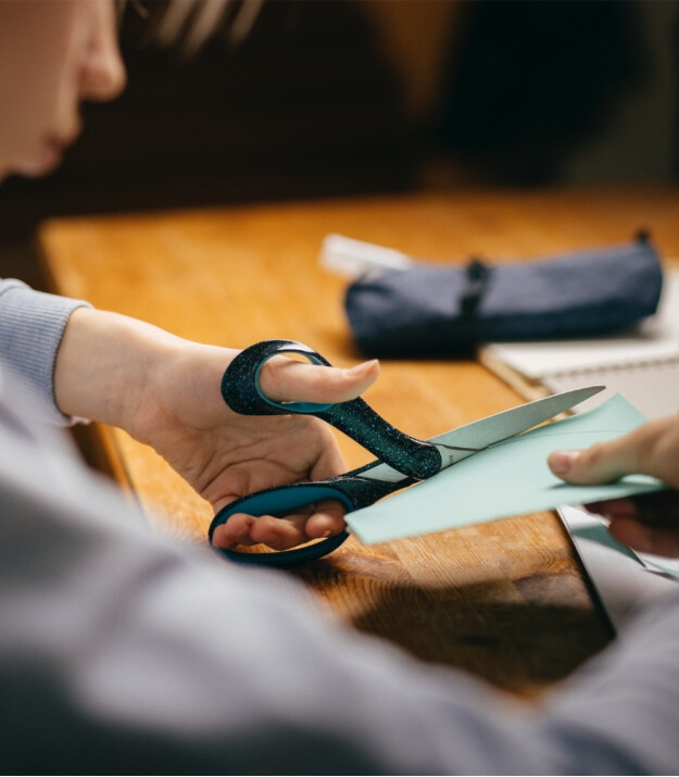 Fiskars Grad Teen Spray Makas (20 cm) - Solak // Siyah Mavi Benekli