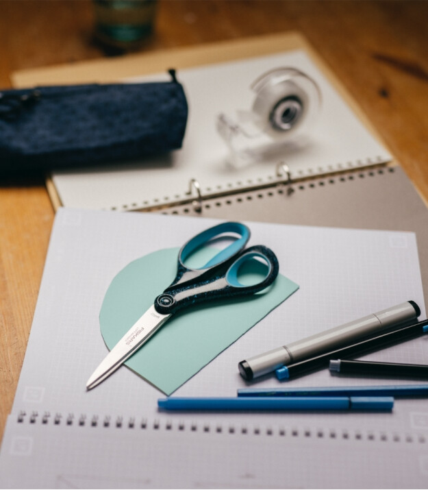 Fiskars Grad Teen Spray Makas (20 cm) - Solak // Siyah Mavi Benekli