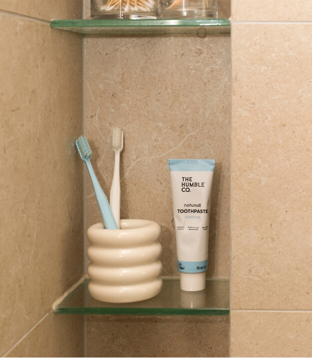 the Humble Co. Toothpaste Yetişkin Hassas Dişler için Diş Macunu // Natural