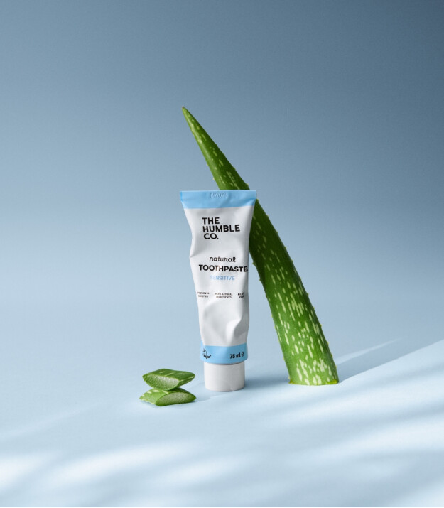 the Humble Co. Toothpaste Yetişkin Hassas Dişler için Diş Macunu // Natural